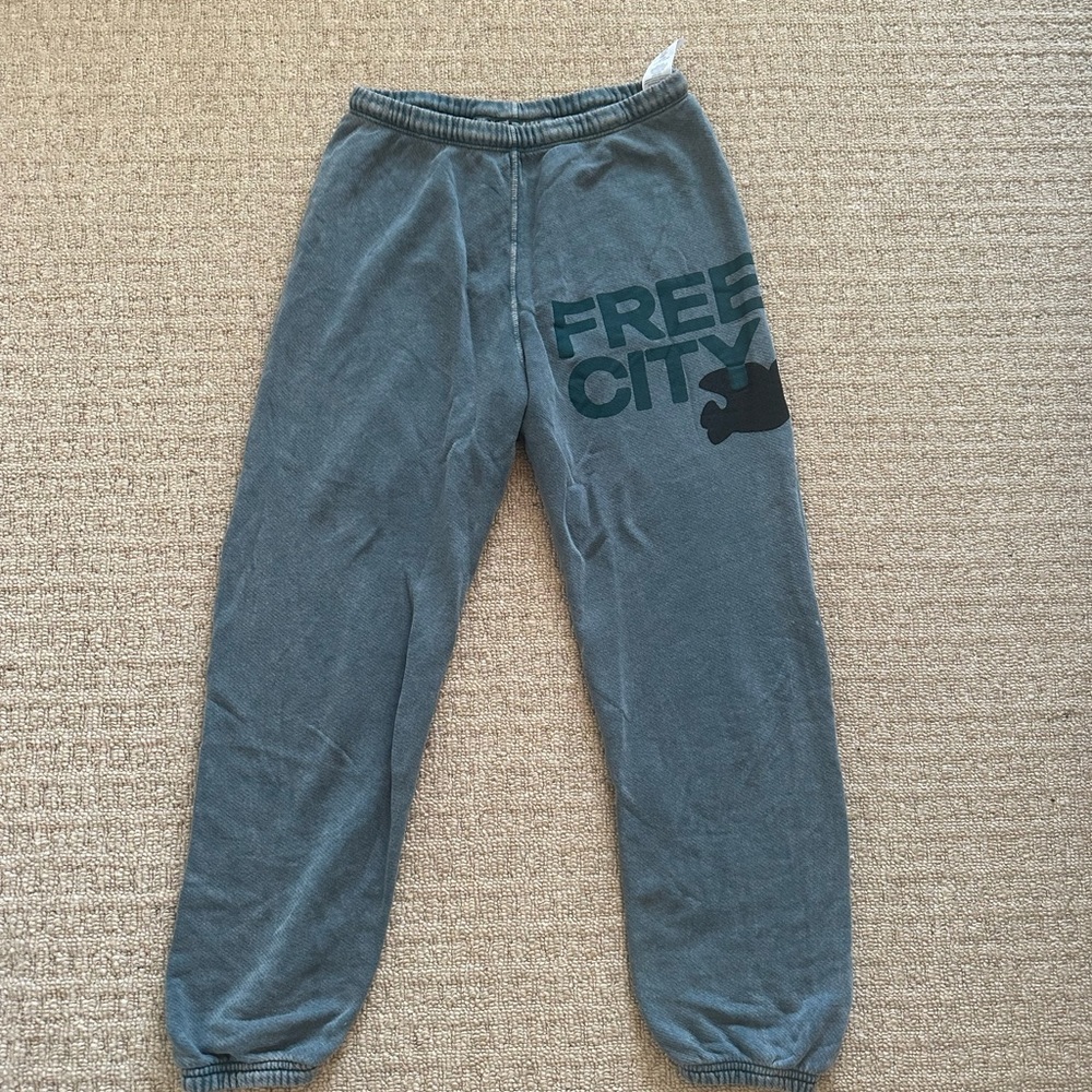 Green free city sweatpants